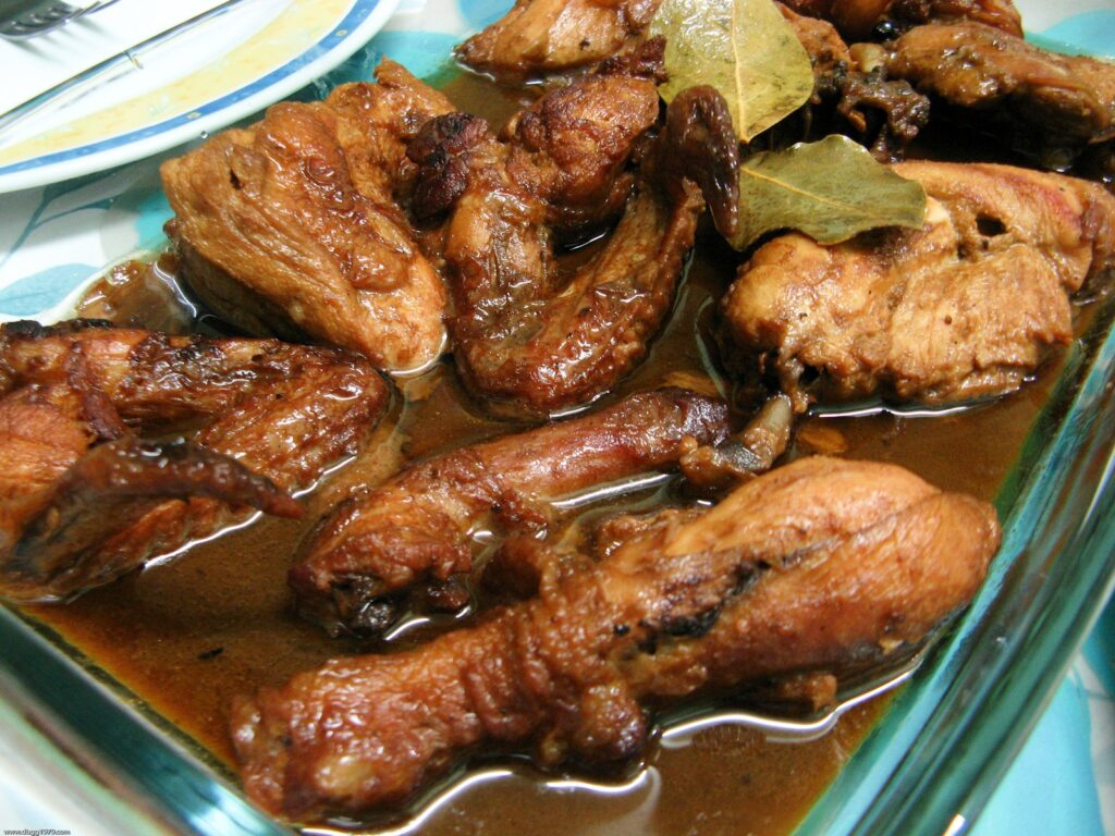 Pulë adobo filipinase — pjata kombëtare e Filipineve me uthull  salcë soje dhe hudhër