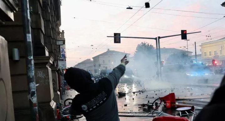 Edhe pas kalimit të dekretit Italia nuk ndalon nga protestat  zbardhet biseda e të rinjve  Ky është vetëm fillimi  shikoni 24 Tetorin  Mobilizohen në TikTok