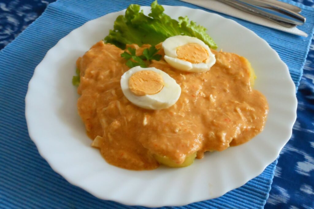 Aji de gallina — zierja kremoze peruane e pulës me spec të verdhë dhe arra