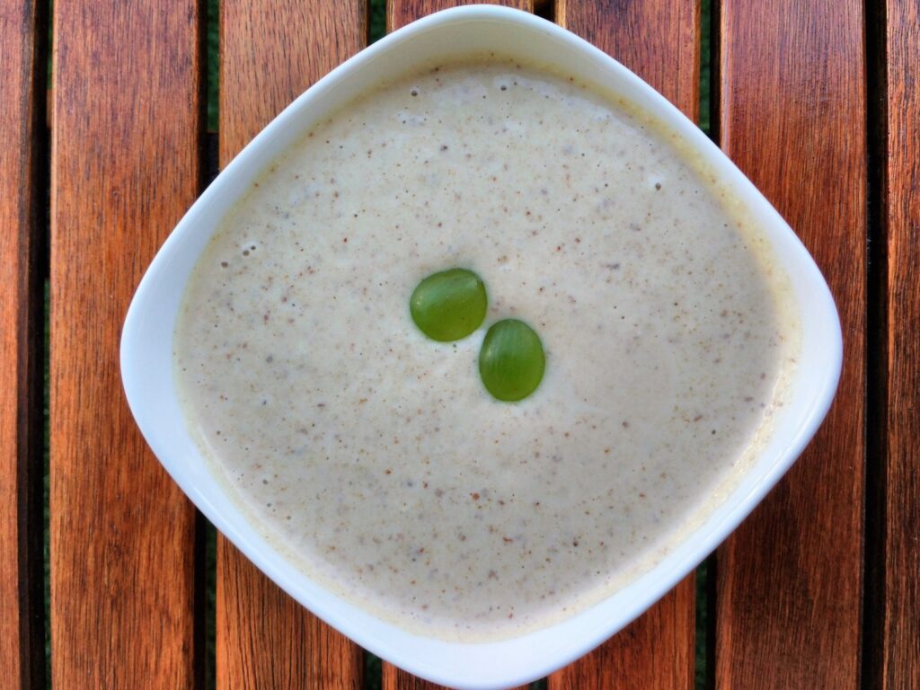 Ajo blanco — supa e ftohtë spanjolle me bajame dhe hudhër