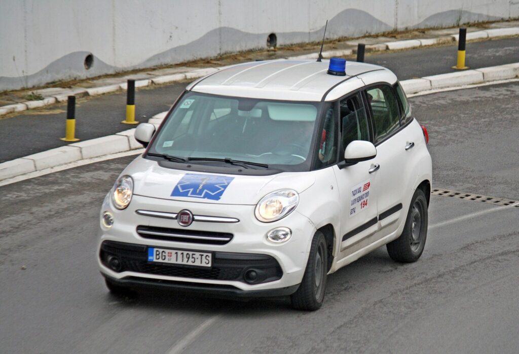 Përplasen tri automjete në autostradën drejt Nishit pranë daljes për Ikea  njëra përmbyset në çati — dy të lënduar