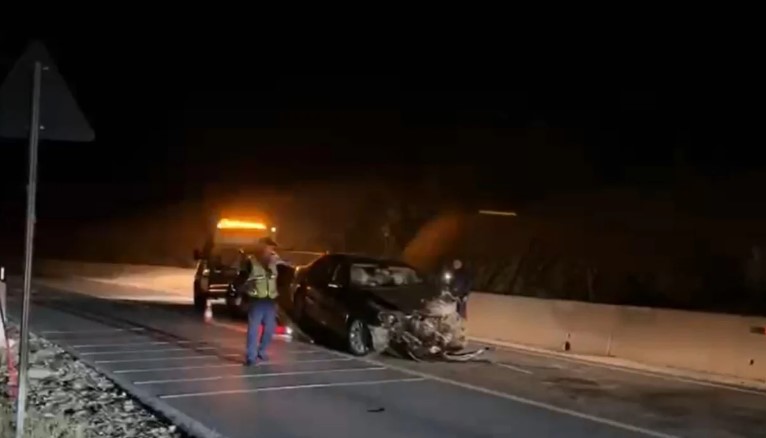 Aksident dramatik në Peshkopi  dy makina përplasen  kokë më kokë   7 persona përfundojnë në Spitalin e Traumës  5 p
