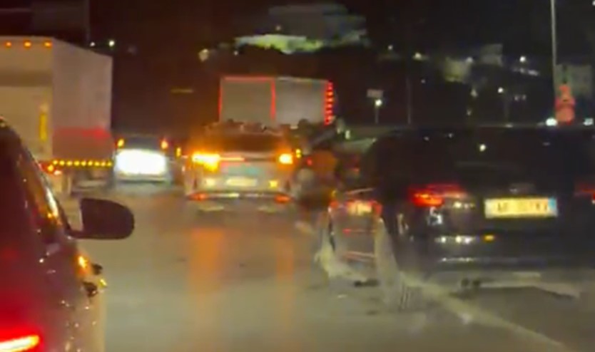 Aksident dramatik dhe i i shumëfishtë pranë nyjes lidhëse të autostradës Durrës Tiranë  makina përmbyset pas përplasje