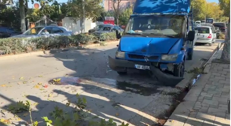 Aksident në rrugët e Fierit  kamionçina me shpejtësi përplaset me shtyllën  Banorët kërkojnë masa  ngjarja e dytë në