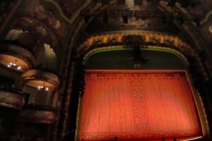 New Amsterdam Theatre, shtëpia e muzikalit Aladdin në Broadway