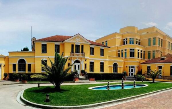 pranë institucioneve qever