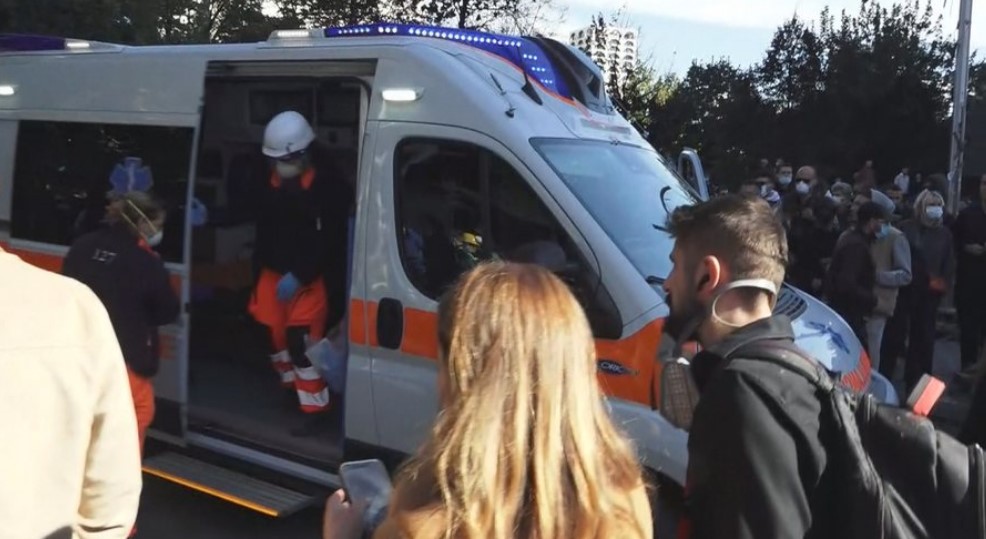 Një protestues ndihet keq para Ministrisë së Arsimit  transportohet me ambulancë drejt spitalit 