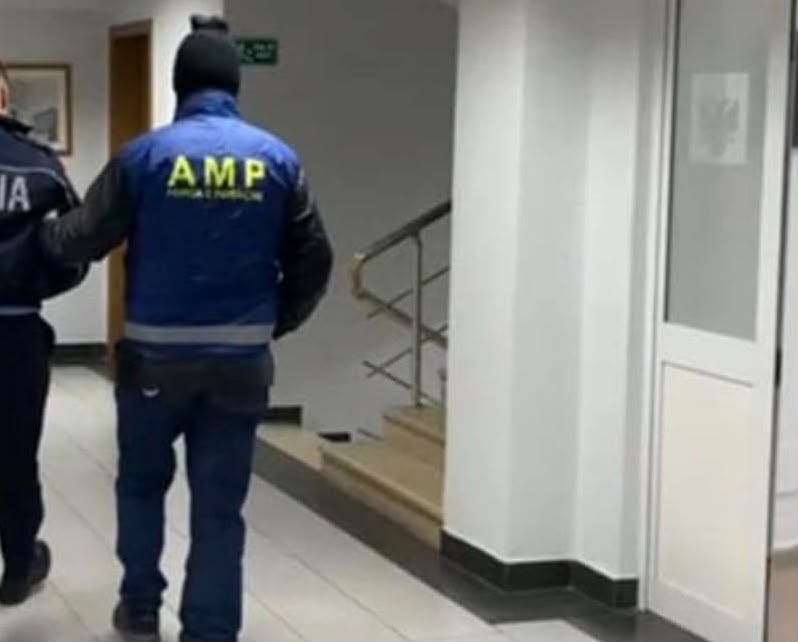 Morën 20 mijë lekë për të mos ndëshkuar një shofer  AMP arreston dy policë në Tiranë