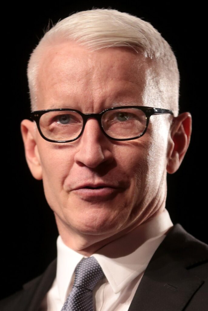 Anderson Cooper dhe Ken Burns në bisedat pas shfaqjes së «Here There Are Blueberries» në Broadway  seria «Widening the Lens» nis më 12 nëntor