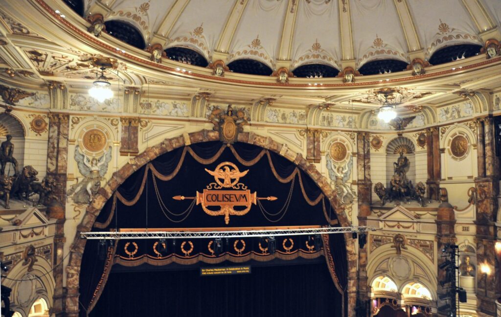«Angel s Bone» nis shfaqjet në London Coliseum  opera fituese e Pulitzer it e Du Yun vjen në Londër nën regjinë e Kip Williams