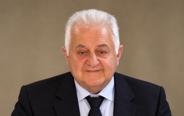 Lorenc Vangjeli: Lamtumirë ati im, Apostol!