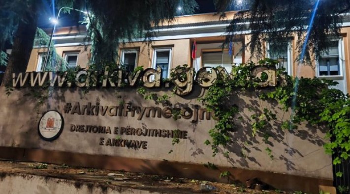  Po Arkivi çfarë ju ka bërë    Protestuesit dogjën Arkivin e Shtetit  Vengu  Çfarë ambicieje e përligj këtë egërs