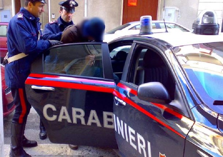 U mbyll në tualetin e picerisë dhe telefonoi e tmerruar  arrestohet shqiptari në Itali  Kërcënonte me telefonata dhe mesazh