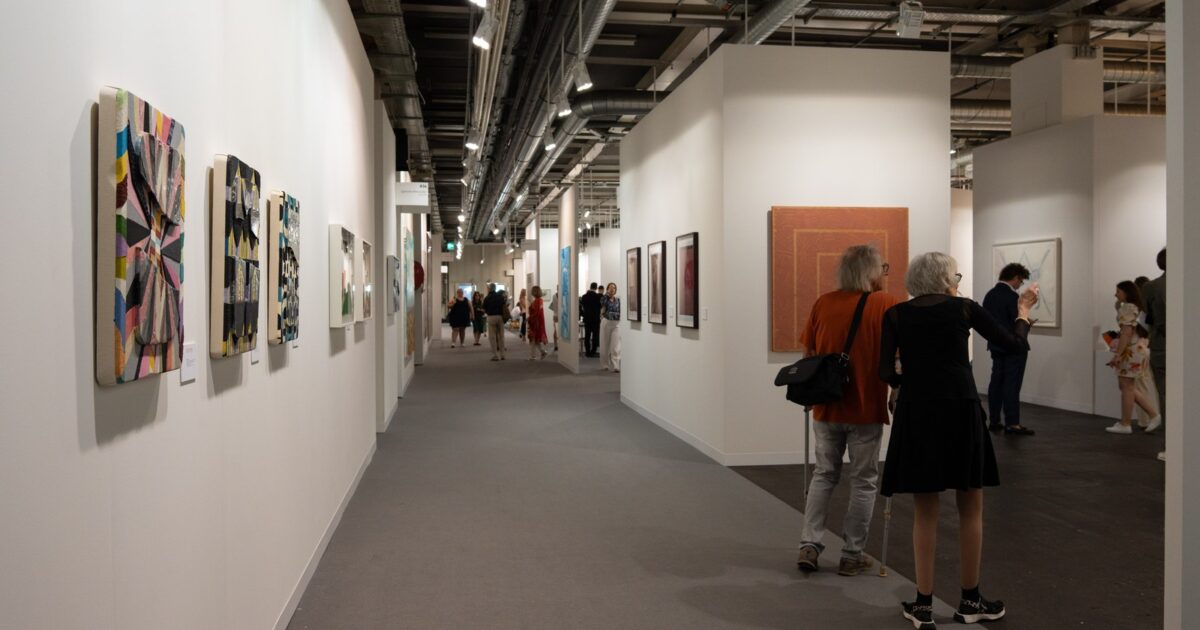 Vizitorë në korridorin e galerive në Art Basel 2025 (Foto: Kalai Ramu, CC BY-SA 4.0)