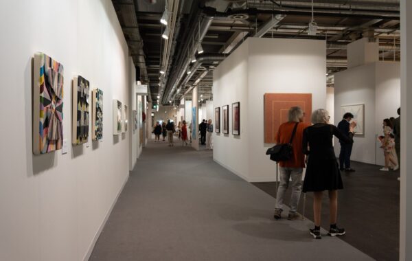 Vizitorë në korridorin e galerive në Art Basel 2025 (Foto: Kalai Ramu, CC BY-SA 4.0)