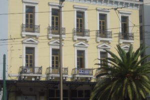 Kafene në Athinë me drita neoni (foto ilustruese)