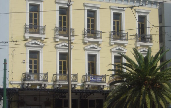 Kafene në Athinë me drita neoni (foto ilustruese)