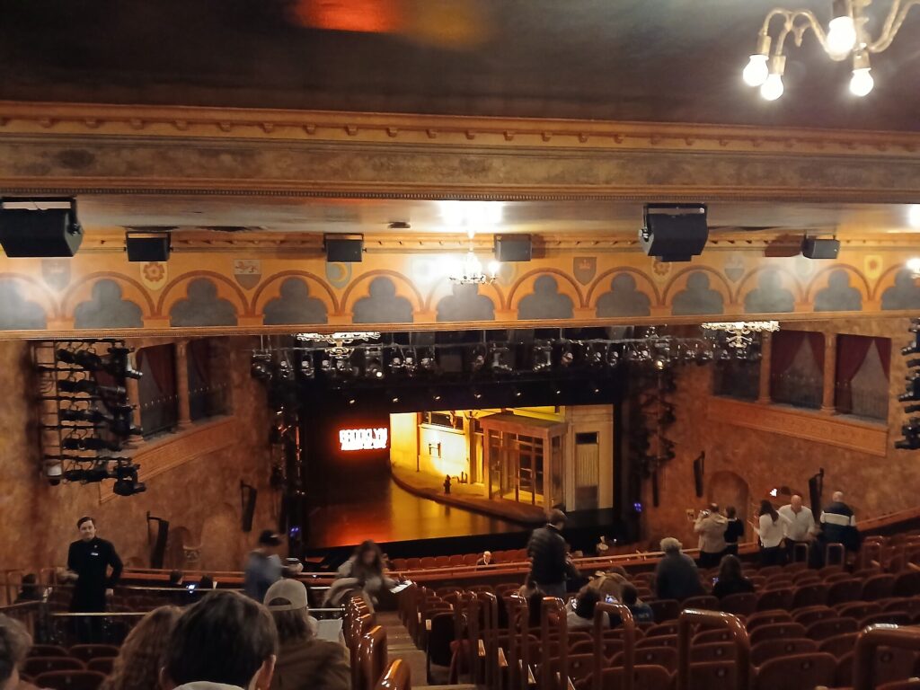 «Paranormal Activity» në Broadway shfaq falas filmin origjinal për Halloween  projeksion në rrugë para August Wilson Theatre