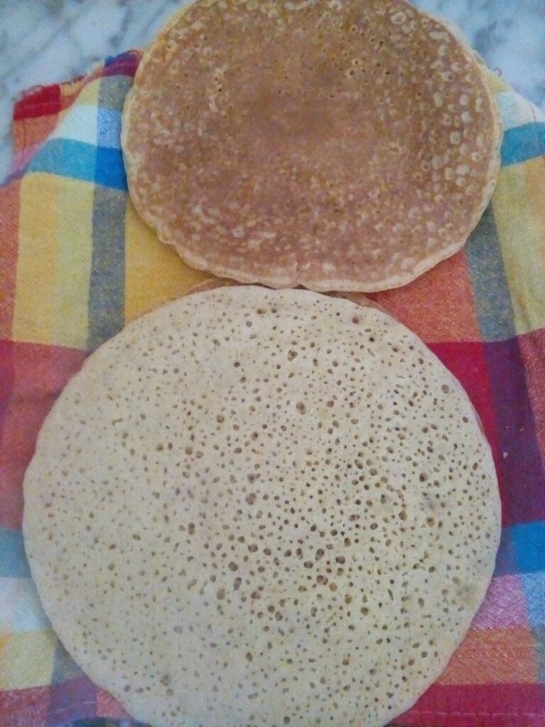 Baghrir marokene — petullat me mijëra vrima me bollgur  mjaltë dhe gjalpë