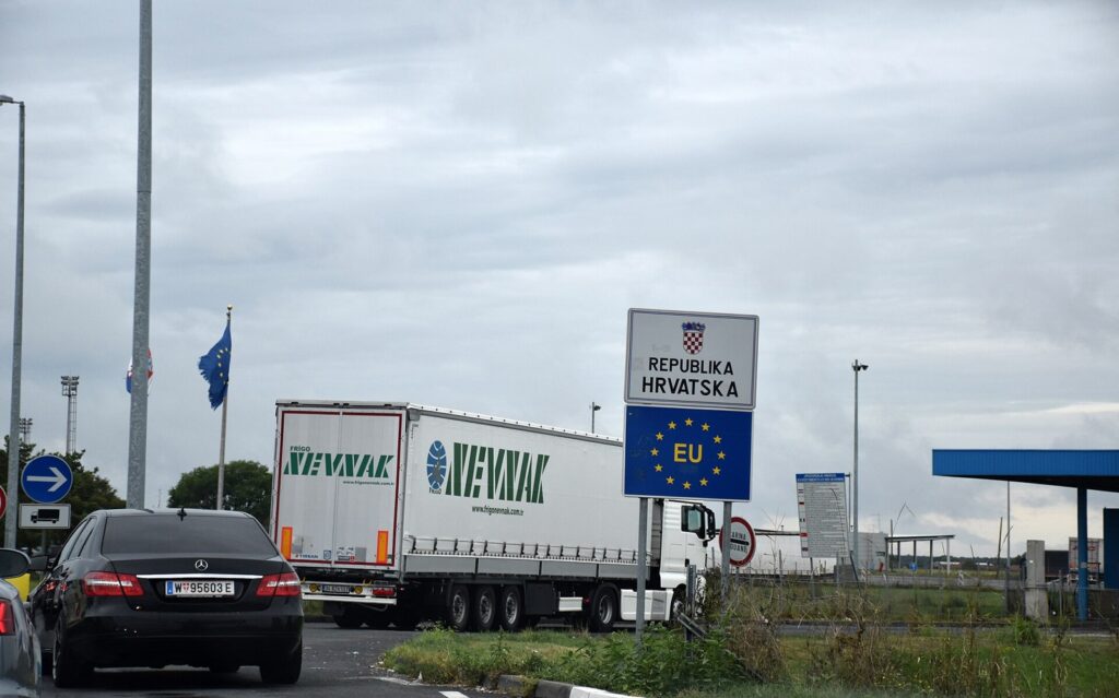 Kamioni nga Serbia ndalohet në Bajakovë  gjenden mbi 83 mijë tableta të padeklaruara  shoferi gjobitet me 17 910 euro