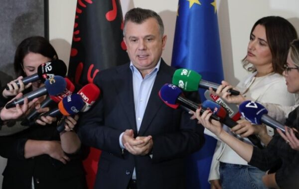 Balla i bën thirrje PD-së: Mos