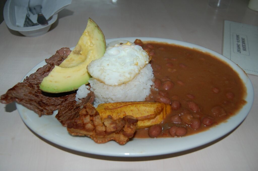 Bandeja paisa kolumbiane — pjata kombëtare e Antioquia s me fasule të kuqe  oriz dhe mish