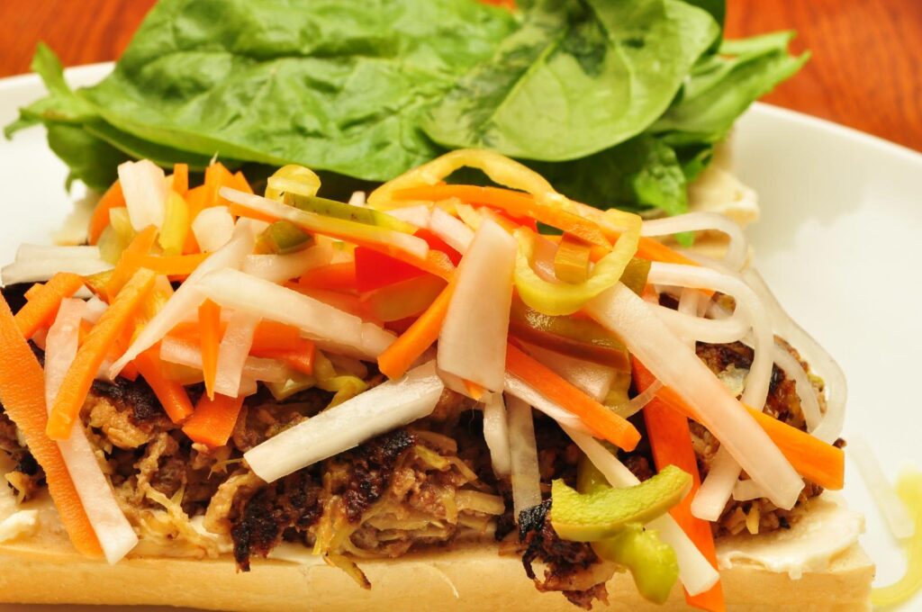 Bánh mì vietnameze — sandviçi legjendar me mish të marinuar dhe perime të turshuara