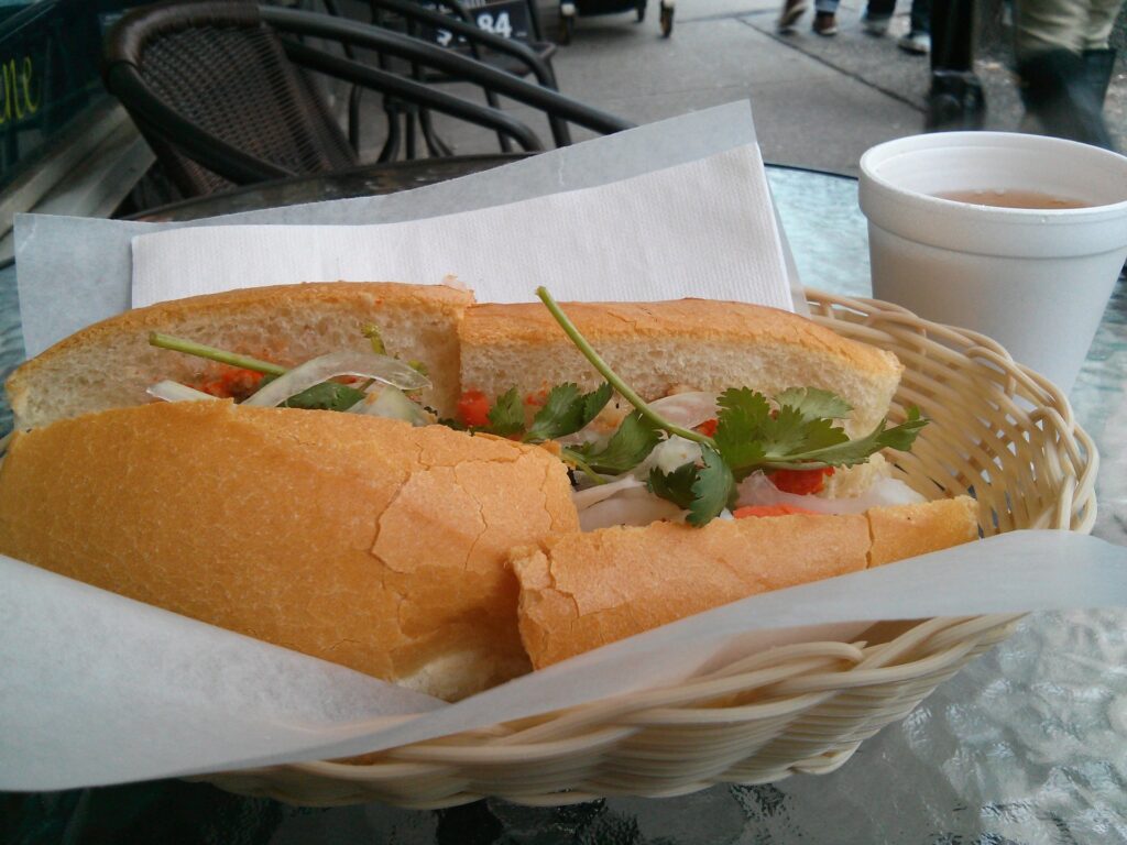 Bánh mì vietnamez — sanduiçi i famshëm me baguetë krokante  mish derri dhe perime turshi