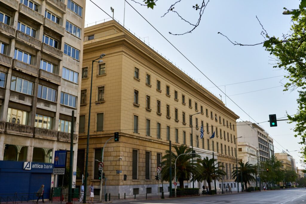Banka e Greqisë  suficiti primar i buxhetit bie në 2 5 miliardë euro në janar shtator
