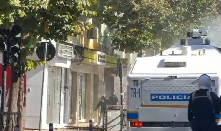 në Tiranë