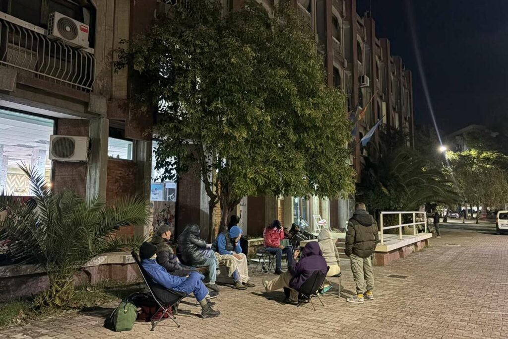 Shtetas të huaj  kampojnë  para MPB së në Tivar për të dorëzuar dokumentet para regjimit të vizave