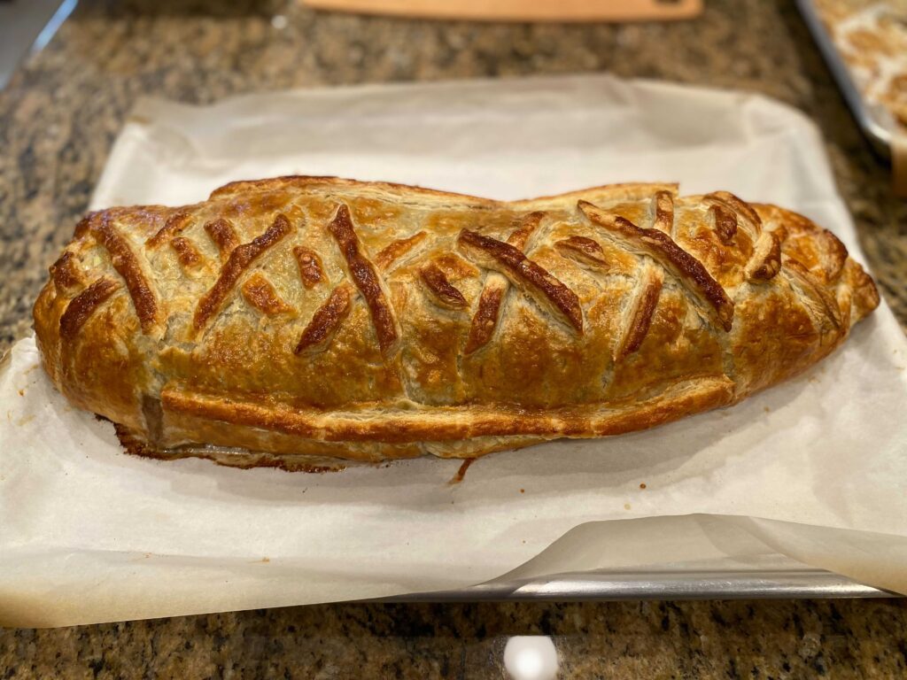 Beef Wellington — fileto viçi në petë brumi me kërpudha dhe proshutë