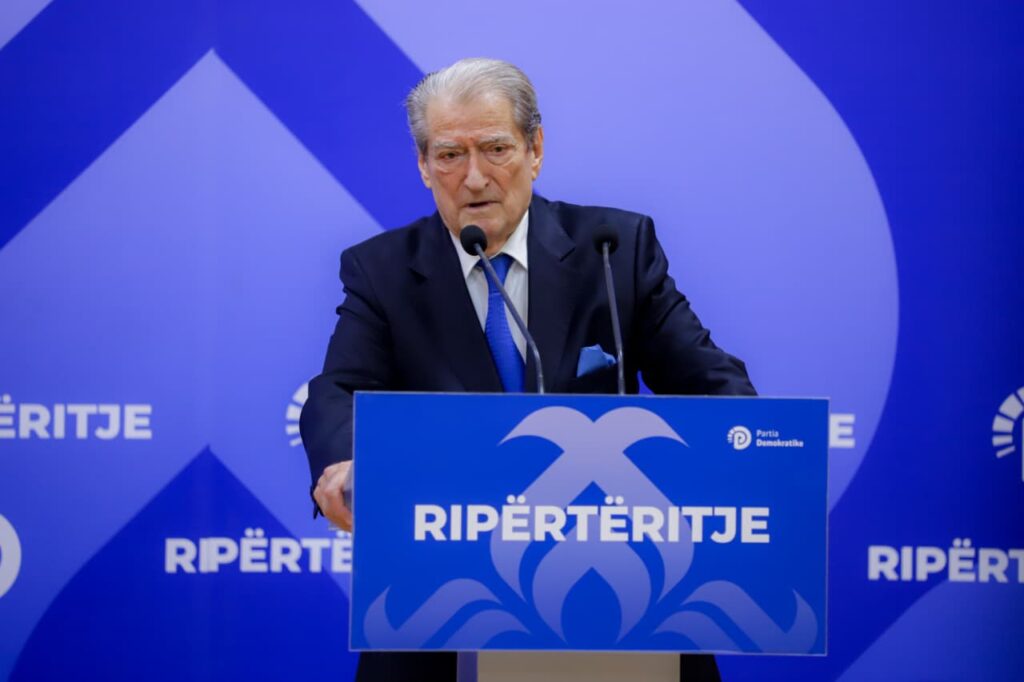Protestat e dhunshme në Tiranë  Berisha kërkon dorëheqjen e Ramës  Mos e ço Shqipërinë drejt konfliktit civil