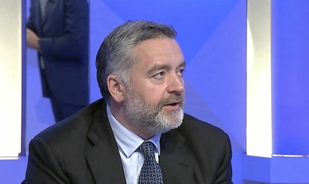 Klosi ndan protestën në dy faza  Ditën studentët paqësorë  natën personat me kapuç që hedhin gurë 