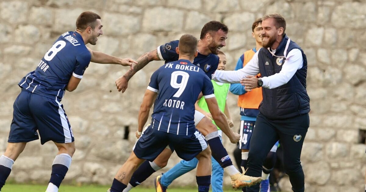 Futbollistët e Bokeljit festojnë fitoren ndaj Deçiçit në Kotorr (Foto: FSCG)