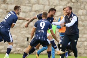 Futbollistët e Bokeljit festojnë fitoren ndaj Deçiçit në Kotorr (Foto: FSCG)