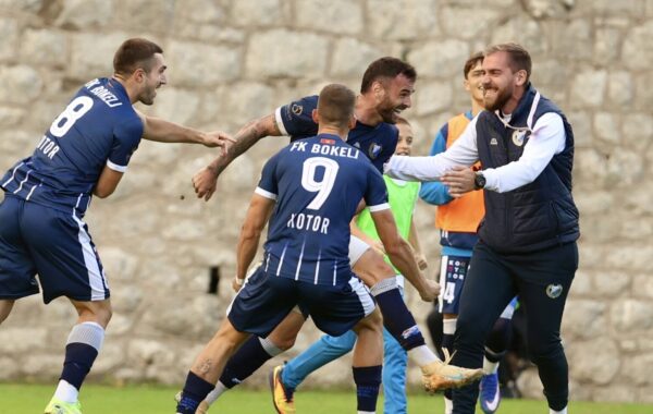 Futbollistët e Bokeljit festojnë fitoren ndaj Deçiçit në Kotorr (Foto: FSCG)