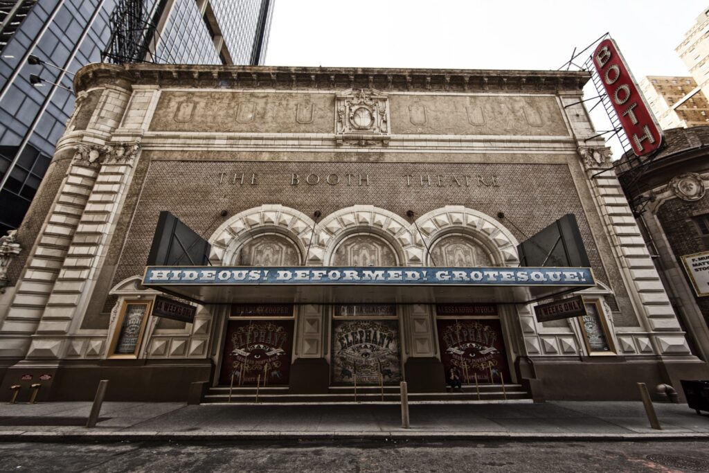 «Downstate» shtyn për herë të tretë preview n e parë në Broadway  shfaqja nis më 22 tetor në Booth Theatre