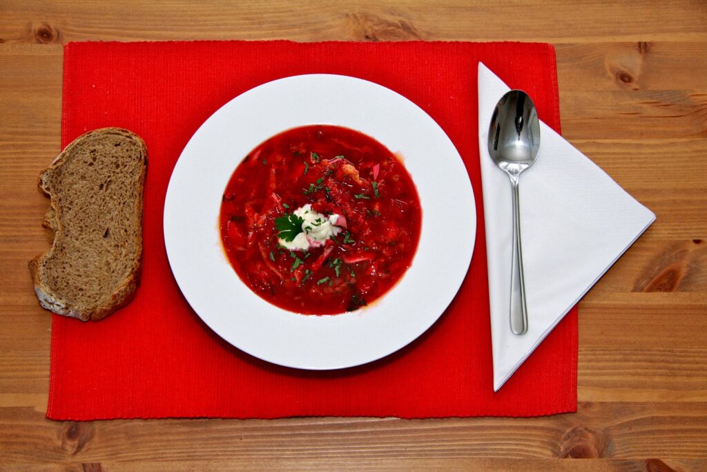 Borsht — supa ukrainase me panxhar dhe lakër