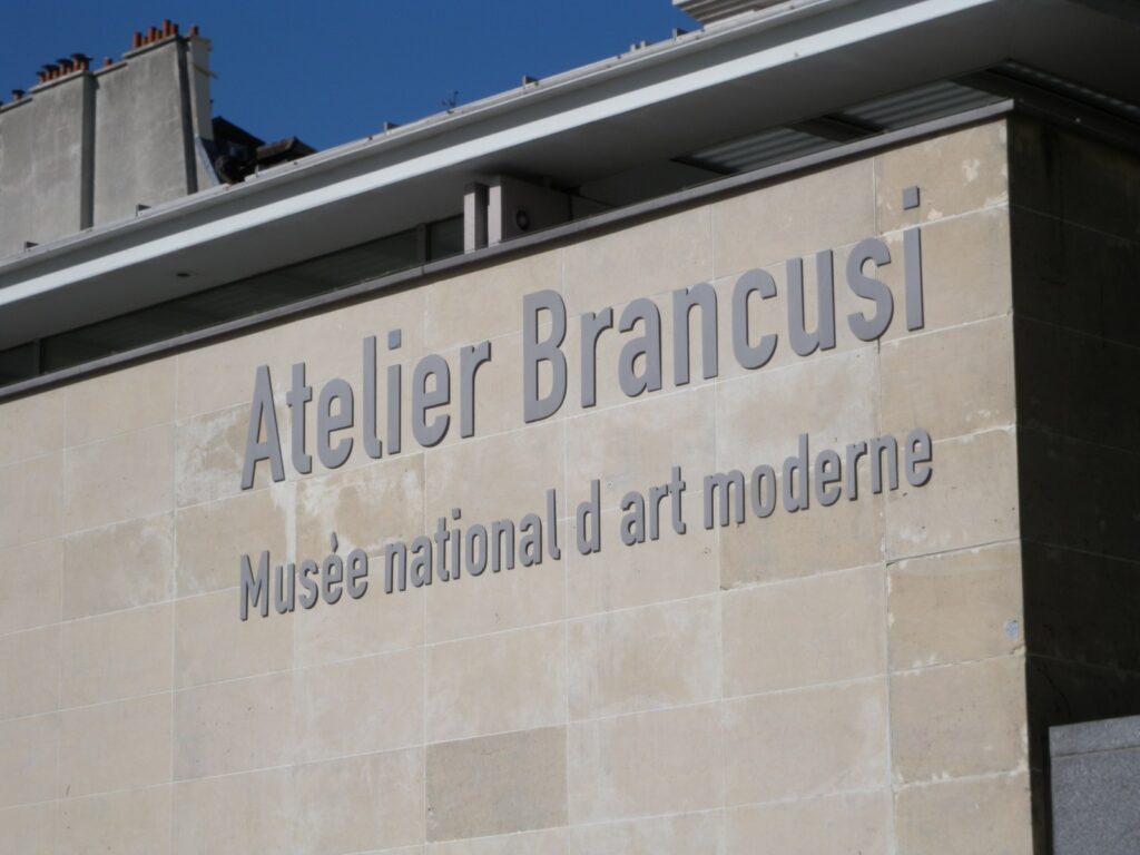 Skulpturat që rrallë udhëtojnë të Brancusi t mbërrijnë te MoMA  retrospektiva e parë e madhe që nga 1995  me studion e Parisit në qendër