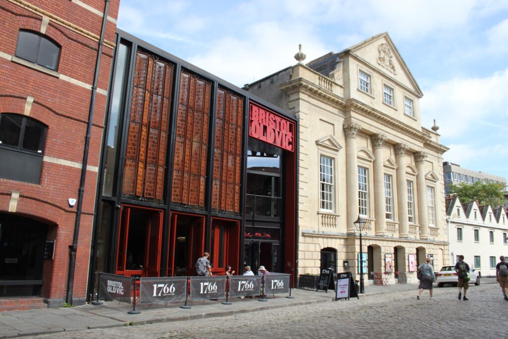 Bristol Old Vic e çon teatrin në klasa  turne falas në 19 shkolla kundër «emergjencës» së aksesit në art