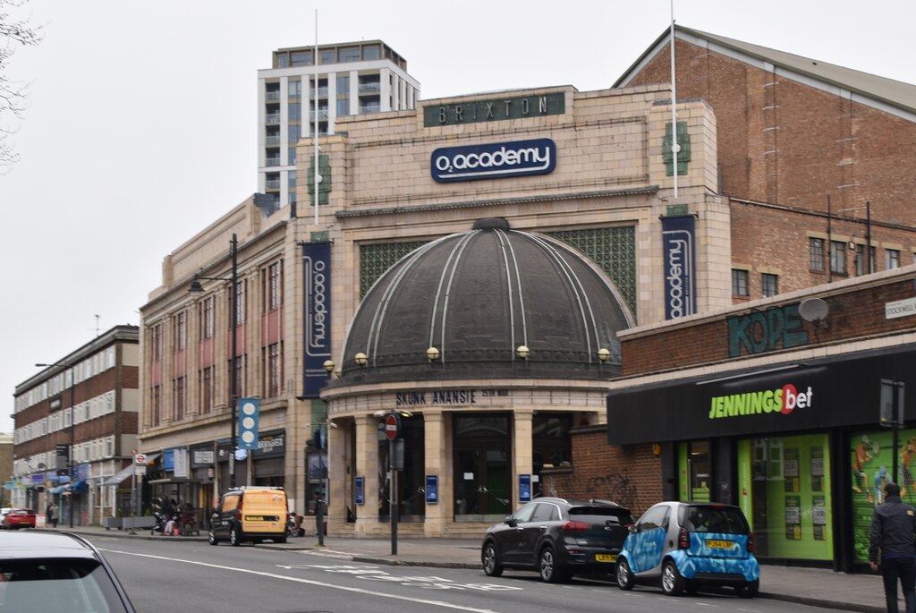 «Brixton Calling» kthehet në Londër  shfaqja fituese e çmimeve ngjitet në sallën e madhe të Southwark Playhouse