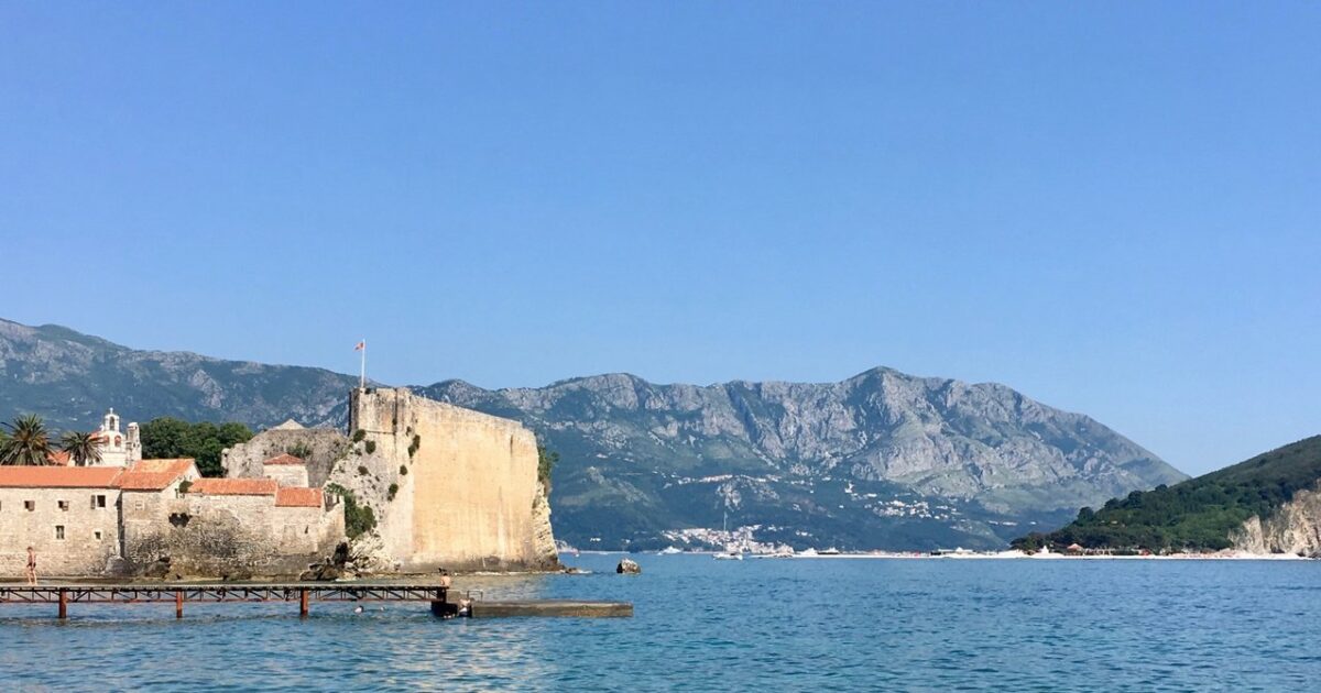 Budva — pamje e qytetit të vjetër dhe ishullit Sveti Nikola