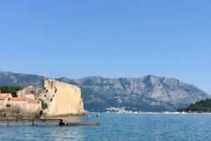 Budva — pamje e qytetit të vjetër dhe ishullit Sveti Nikola