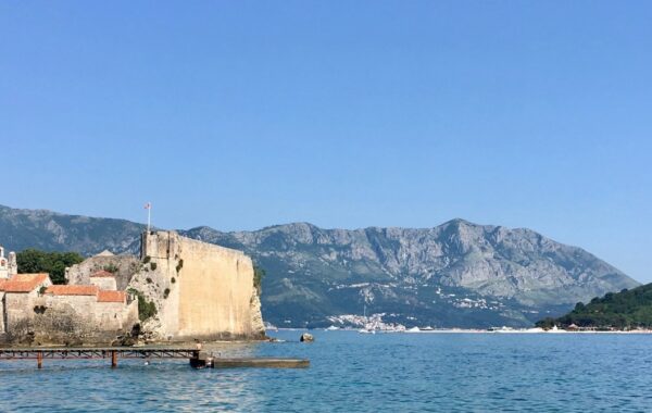 Budva — pamje e qytetit të vjetër dhe ishullit Sveti Nikola