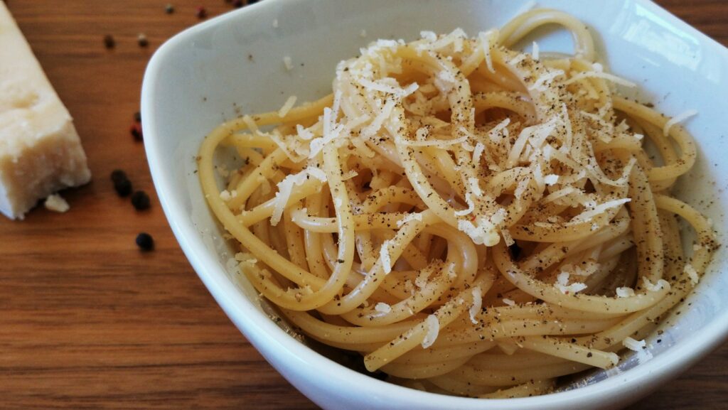 Spageti cacio e pepe — makarona klasike romane me pecorino dhe piper të zi
