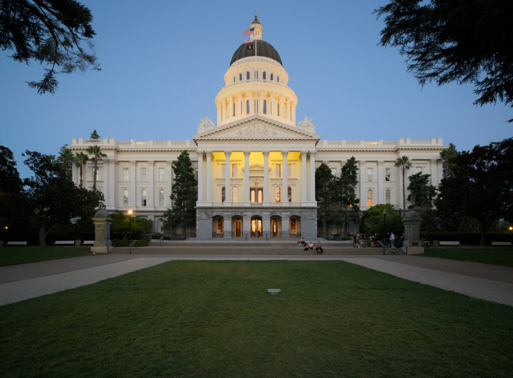 Kalifornia miraton ligjin e parë shtetëror për përdorimin e inteligjencës artificiale nga avokatët