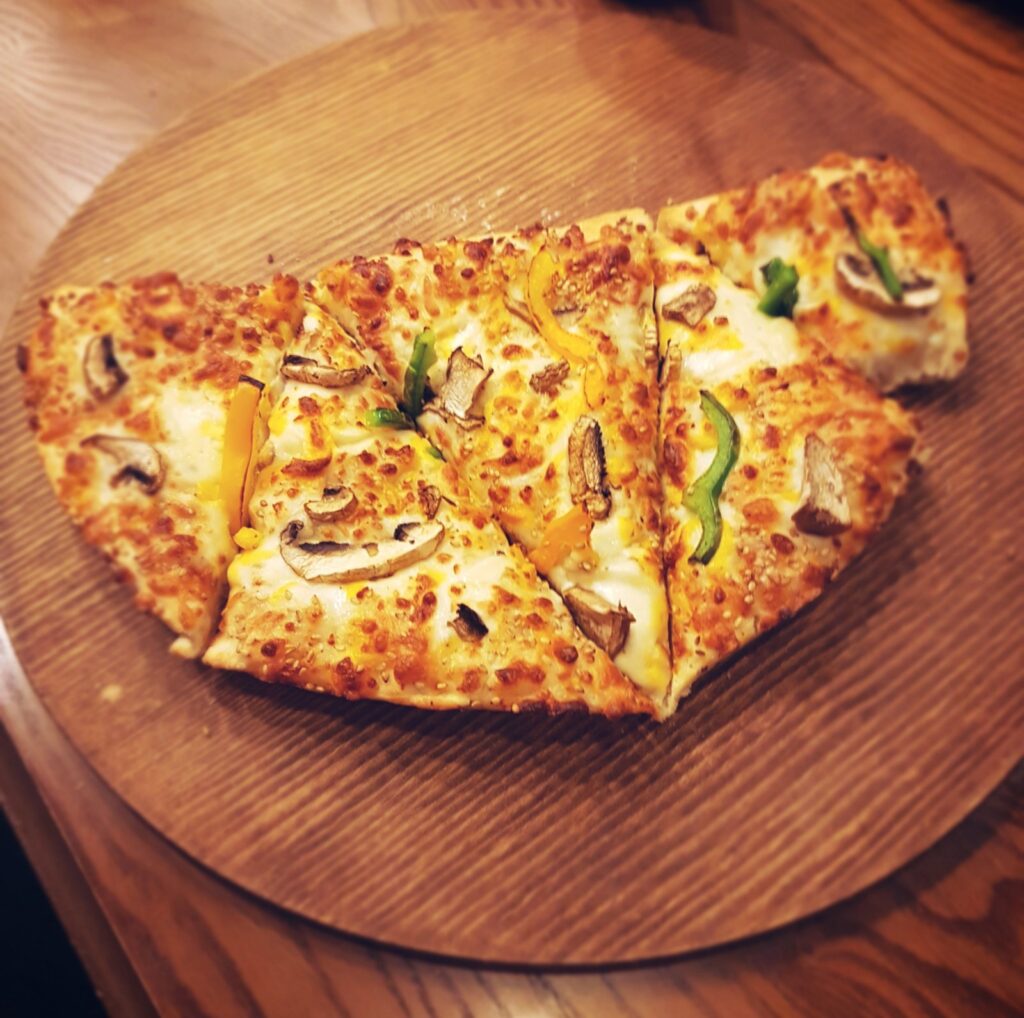 Calzone italiane — pica e palosur napolitane me mozzarella dhe proshutë