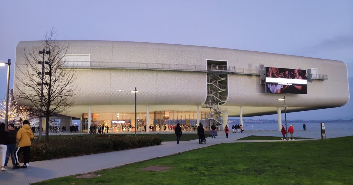 Centro Botín në Santander, qendra e artit e projektuar nga Renzo Piano ku zhvillohet ekspozita. (CC BY-SA 4.0, Wikimedia Commons)