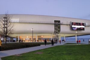 Centro Botín në Santander, qendra e artit e projektuar nga Renzo Piano ku zhvillohet ekspozita. (CC BY-SA 4.0, Wikimedia Commons)